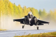 Jet Tempur F-35A Mendarat...