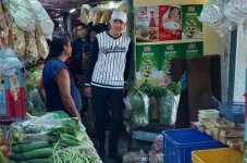 Pedagang Pasar Darmo...