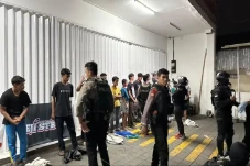 Bawa Senjata Tajam,...