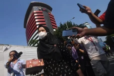 KPK Periksa Istri Hasbi...