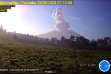 Gunung Ibu Erupsi Pagi...