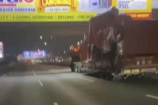 Truk Tersangkut Papan...