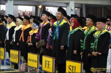 44 Wisudawan Pascasarjana...