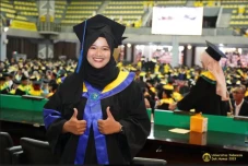 Peroleh Gelar Summa...