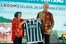 Ganjar Terima Hadiah...