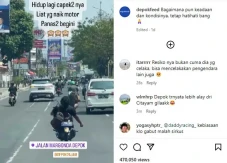 Berkendara Motor Sambil...