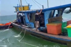 Kapal Tenggelam di Perairan...