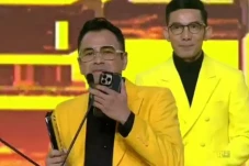 Raih Penghargaan Artis...