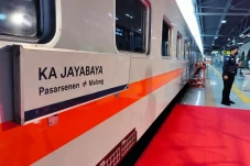 Buang Kursi Tegak, Kereta...