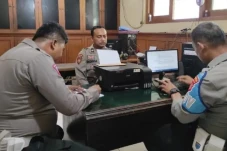 Viral Polisi Berkendara...