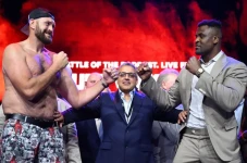 Francis Ngannou Bongkar...