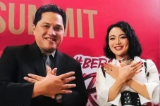 Dinyanyikan Wika Salim,...