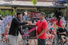 Berbagi Kasih dengan...
