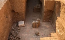 Makam Kaisar China Berusia...