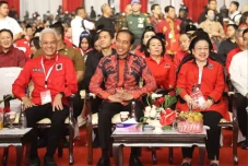 Bisikan Jokowi ke Ganjar...