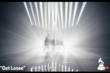 Agnez Mo Hipnotis Penonton...