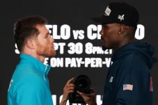 Perbandingan Saul Canelo...