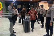 Penyidik KPK Bawa 5...