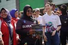 Angela Hadir di Lokasi...