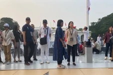 Tinjau Gladi Resik Istana...