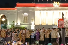 Melalui Istana Berbatik...