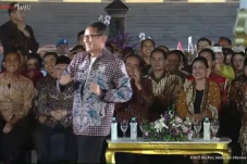 Tampil Modis, Sandiaga...