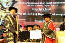 Megawati Terima Gelar...