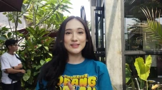 Laura Moane Tertantang...