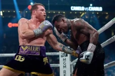 Masif Dihajar Canelo,...