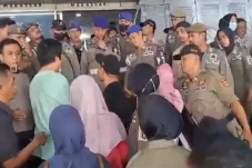 Ricuh! Aksi Saling Dorong...