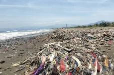 Sampah Menggunung di...