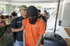 Sakit Hati, Pria di...
