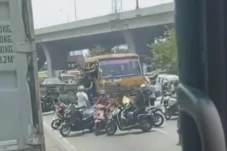 Sopir Truk Trailer Dikeroyok...