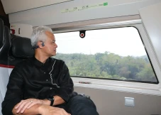 Jajal Kereta Cepat Whoosh,...