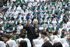 Ganjar Ajak Anak Muda...