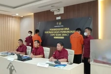 2 Warga China Buron...