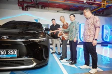 Pengguna Mobil Listrik...