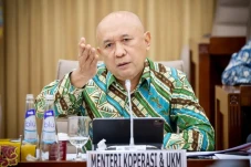 Menteri Teten Respons...