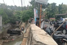 Mobil Pikap Bermuatan...