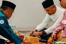 Dapat Tepak Sirih dari...