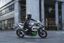 Kawasaki Kembangkan...