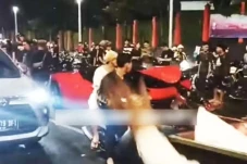 Pengemudi Ferrari Tabrak...