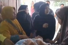 Ngeri! Pria di Tebing...