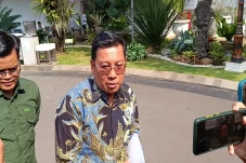 Perdana Rapat dengan...