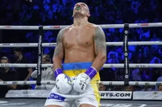 Oleksandr Usyk Kalahkan...
