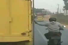 Preman Nekat Palak Sopir...