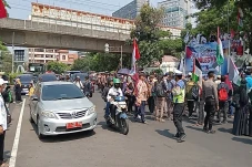 Massa Gelar Aksi Bela...