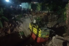 Truk Bermuatan Genteng...