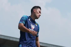 Ezra Walian Targetkan...