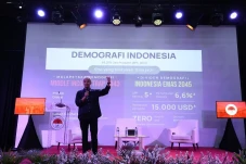 Diskusi dengan Ratusan...